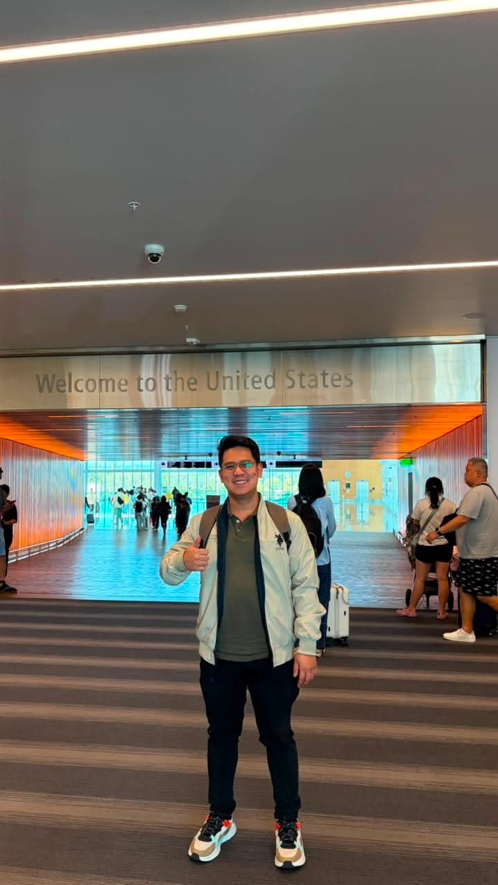 CrossBorder teacher at Welcome to the United States sign
